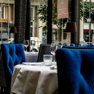 Restaurant Le Grignot - Spécialités françaises de viandes normandes, poisson grillé et fruits de mer dans un décor de vieux bistrot - Chaise bleue