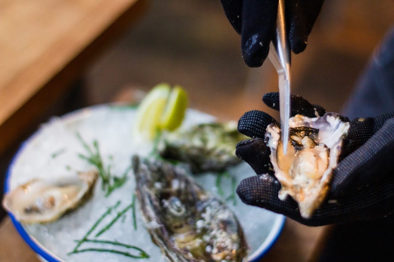 Restaurant Le Grignot - Spécialités françaises de viandes normandes, poisson grillé et fruits de mer dans un décor de vieux bistrot - plat d'huitres