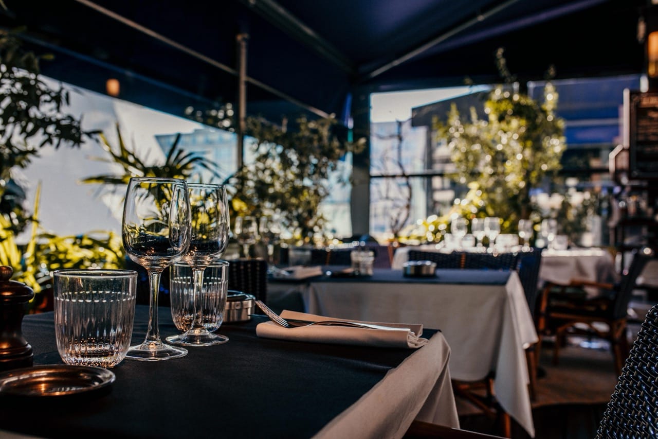 Restaurant Le Grignot - Spécialités françaises de viandes normandes, poisson grillé et fruits de mer dans un décor de vieux bistrot - restaurant au bord de la mer