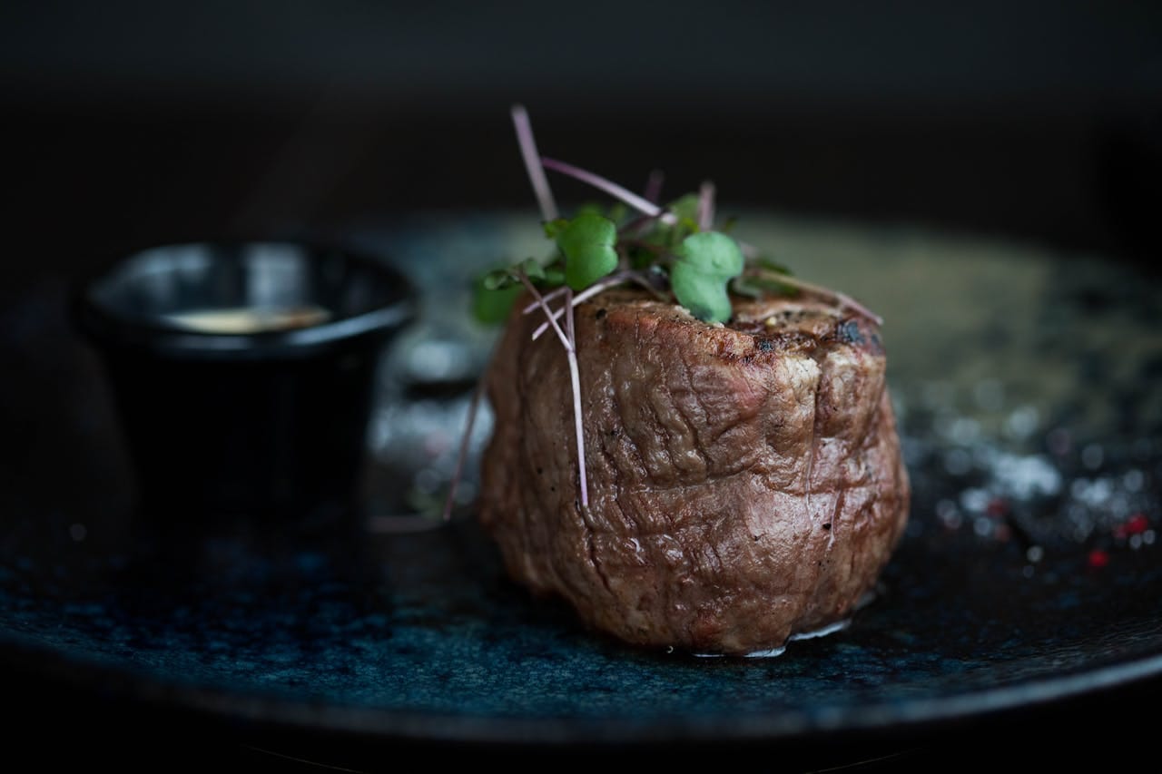 Restaurant Le Grignot - Spécialités françaises de viandes normandes, poisson grillé et fruits de mer dans un décor de vieux bistrot - Filet de boeuf