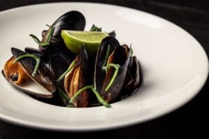 Restaurant Le Grignot - Spécialités françaises de viandes normandes, poisson grillé et fruits de mer dans un décor de vieux bistrot - Moules