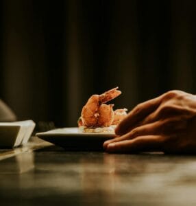 Restaurant Le Grignot - Spécialités françaises de viandes normandes, poisson grillé et fruits de mer dans un décor de vieux bistrot - Plat de crevettes