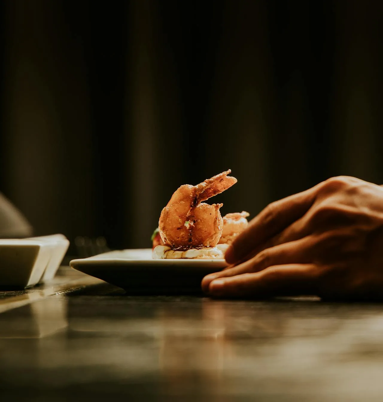 Restaurant Le Grignot - Spécialités françaises de viandes normandes, poisson grillé et fruits de mer dans un décor de vieux bistrot - Plat de crevettes