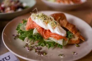 Restaurant Le Grignot - Spécialités françaises de viandes normandes, poisson grillé et fruits de mer dans un décor de vieux bistrot - Plat fruit de mer